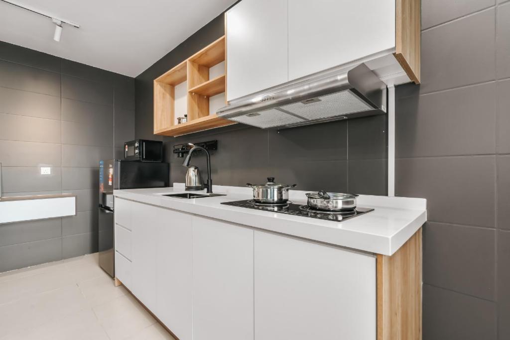 Nowhere 2Br & 2Bath Apartment With Balcony @ Reizz Residences Kuala Lumpur Exterior photo